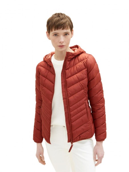 Lightweight Jacke mit Kapuze, pflegeleichten und recycelten Polyesterfasern und seitlichen Eingrifftaschen, rot